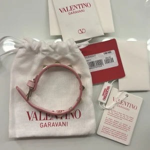 Valentino armband  - Rosa valentino armband i superfunt skick, använd vid fåtal tillfällen. Köpt  på deras hemsida för 3085kr. Alla tillbehör medföljer!🩷