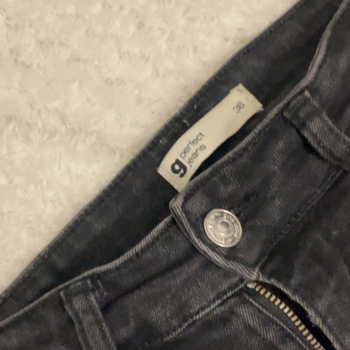 Utsvängda svarta jeans ginatricot, storlek 36💕 - 1