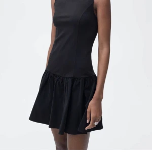 Svart klänning mango - Supersnygg svart klänning från mango i storlek s. Helt oanvänd med prislapp på!💕