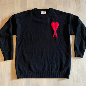 Ami Paris sweater tröja - Snygg långärmad Ami Paris sweater i storlek XL. Tidigare köpt begagnad, men passade ej för mig. Den har skön passformoch håller bra värme, har ett tjockt & skönt, elastiskt tyg. Tröjan är i mycket bra skick! Har inga defekter. Hör av er vid frågor!🔥🤝
