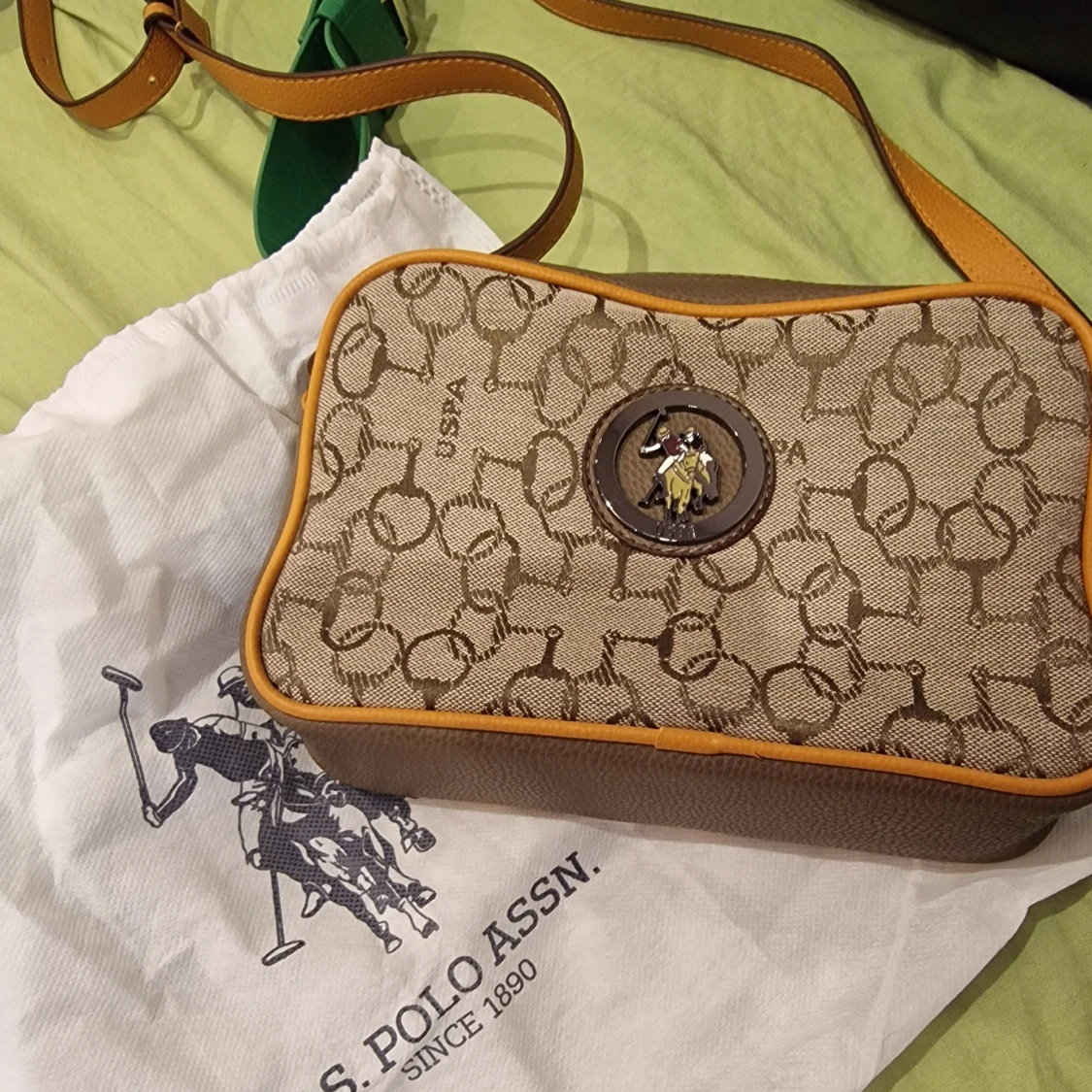 Beige axelväska från U.S. Polo Assn.