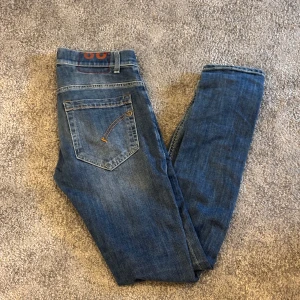 Dondup George - Snygga blå jeans från Dondup, modell George. Jeansen har en klassisk fem fik design och är i riktigt bra skick. Perfekt till en stilig look! Storleken är 28!