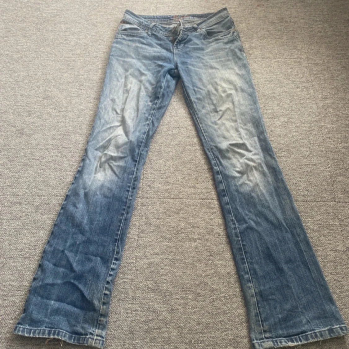 Blå bootcut jeans från BiLee