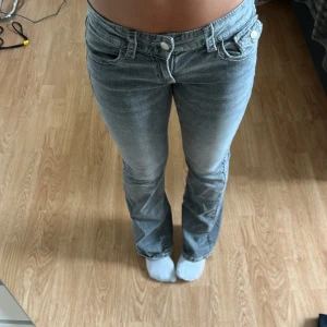 Low waist jeans  - Säljer Low waist jeans från Gina då dom inte kommer till användning längre. Det är storlek 158 men skulle säga att de passar någon som har storlek xs/s o är ca 162-165 cm. jag är 163 som referens❤️
