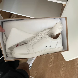 Louboutin Vieira Flat Calf - Inköpta för drygt 2 år sedan använda endast 1 gång. Mycket bra skick. Nypris ca 7 000kr