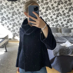 Marinblå skepparkavaj från Zara Basic - Stilren marinblå skepparkavaj från Zara Basic med bred krage och dubbelknäppning framtill. Jackan har en klassisk siluett, långa ärmar och är tillverkad i ett ulligt material som passar perfekt för kyliga dagar. Snygg och enkel att matcha med det mesta.Fint skick om man bortser från knappen som sitter löst. Jag kan laga den innan den skickas om så önskas.