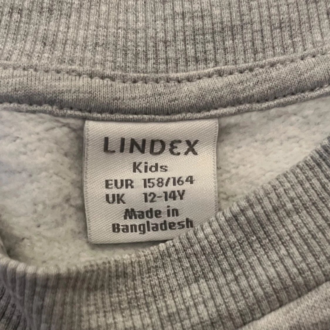 Grå tjocktröja med text💕 - 3