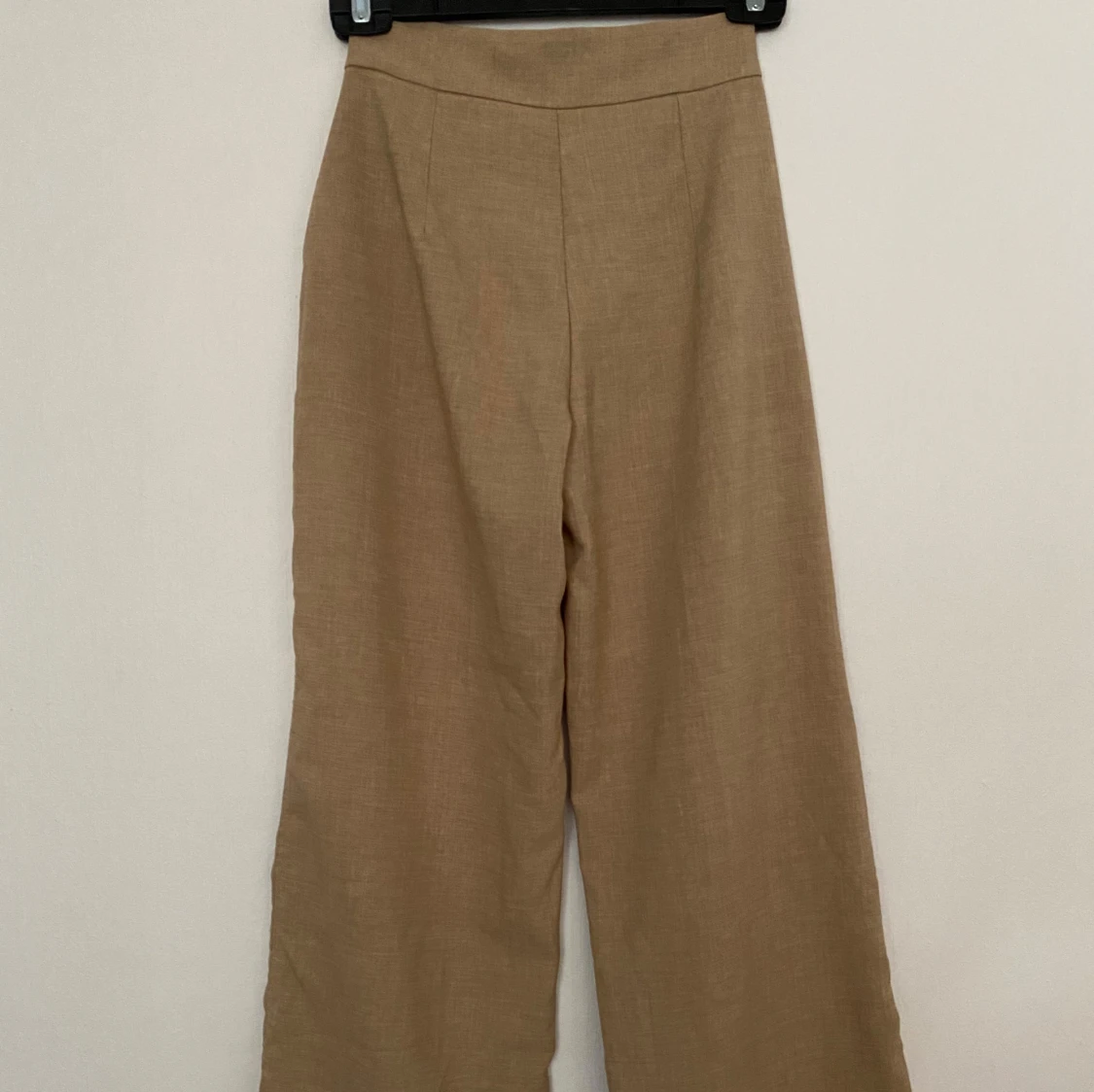 Beiga kostymbyxor från Bershka - 1