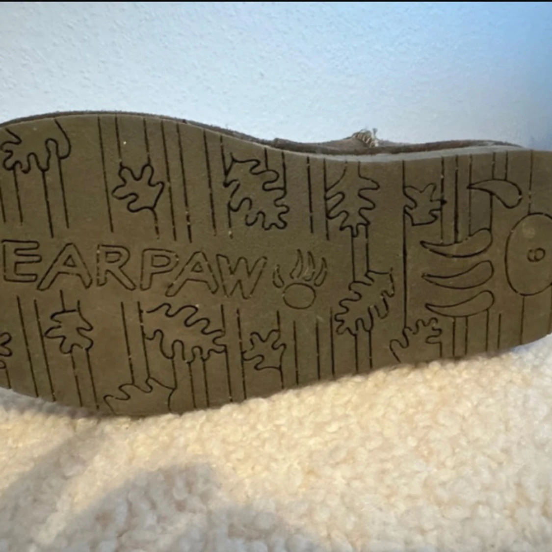 Gråa Bearpaw boots i mocka - 4