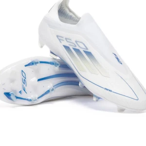 F50 Elite Laceless FG Polar Victory Pack - Säljer ett par Adidas F50 fotbollsskor i vitt med blå detaljer och transparent sula. Skorna har en strömlinjeformad design med integrerade dobbar för grymt grepp på planen. Lätta och snygga med diskret Adidas-logga och F50-tryck på sidan. Dem är storlek 4- men passar även 42