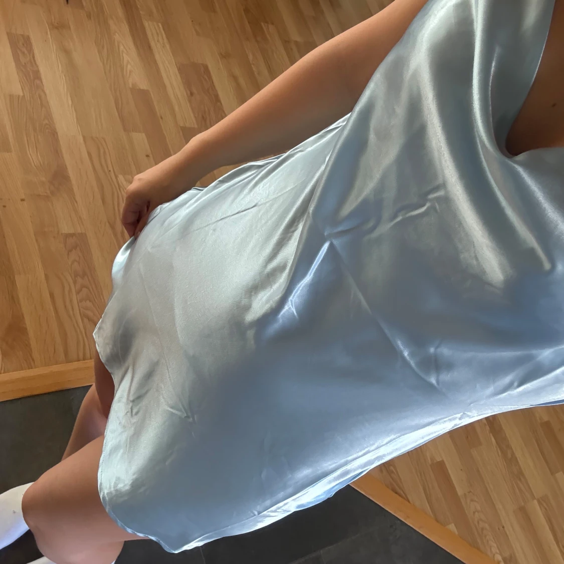 Ljusblå satin klänning  - 1