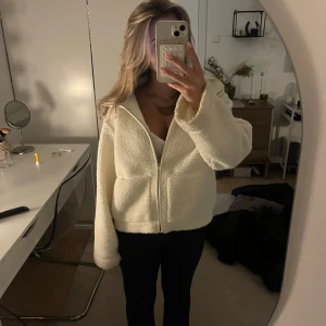 Teddy jacka  -  Jättefint Ted jacka som jag knappt använt❤️