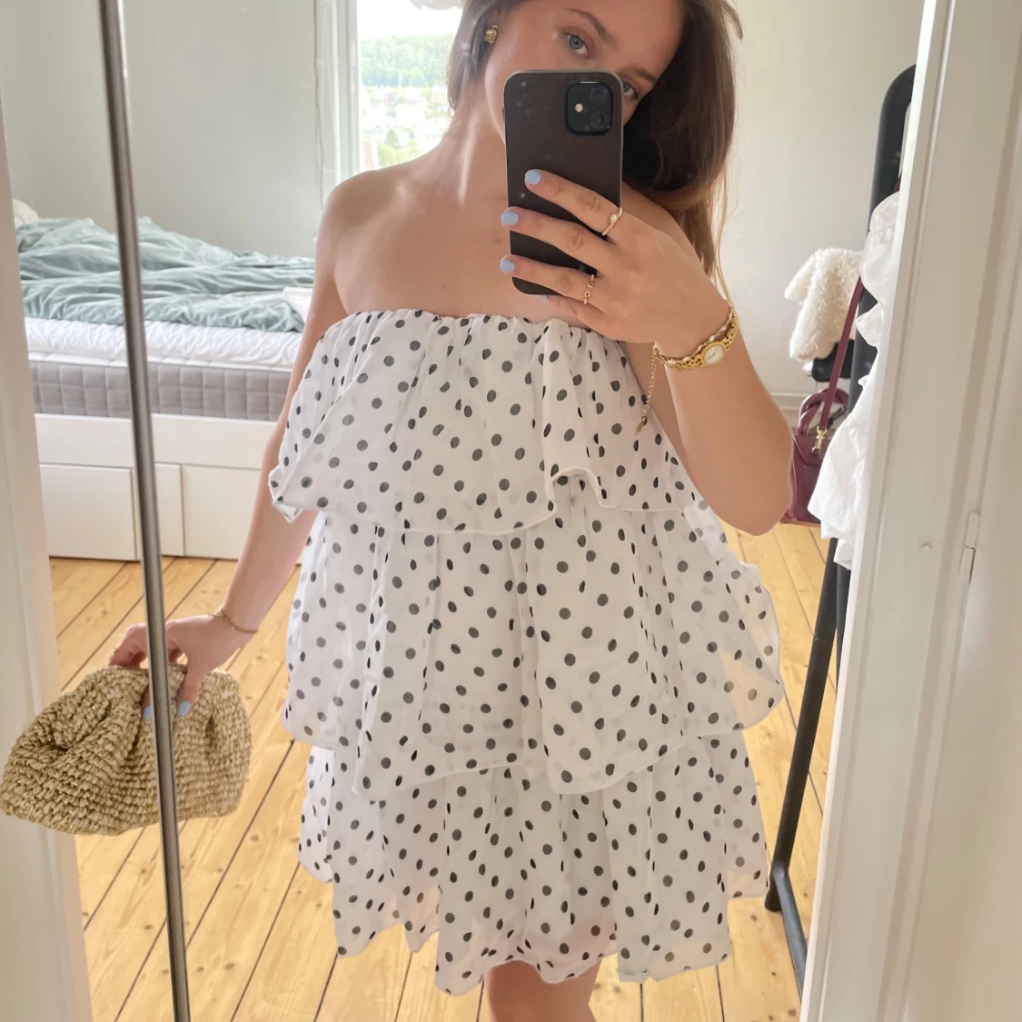 Prickig vit volangklänning axelbandslös