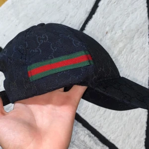 Gucci keps - Den är a kopias och den är liten ksk size S. Jag lägger hög pris för plick ska acceptera men jag går ner i pris ändast till 300kr