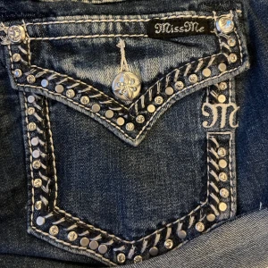 Miss me shorts - Lågmidjade mini shorts i storlek xs eller xxs. Jag har sytt om dom till shorts. Bra skick inga fläckar eller hål. Midjemåttet är cirka 74 cm💕