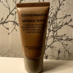 Covermark Mineral Wash ansiktsrengöring - Covermark Mineral Wash är en krämig ansiktsrengöring i en brun tub som skonsamt tar bort orenheter och gör huden mjuk och återfuktad. Perfekt för dig som vill ha en smidig rengöring i din hudvårdsrutin.
