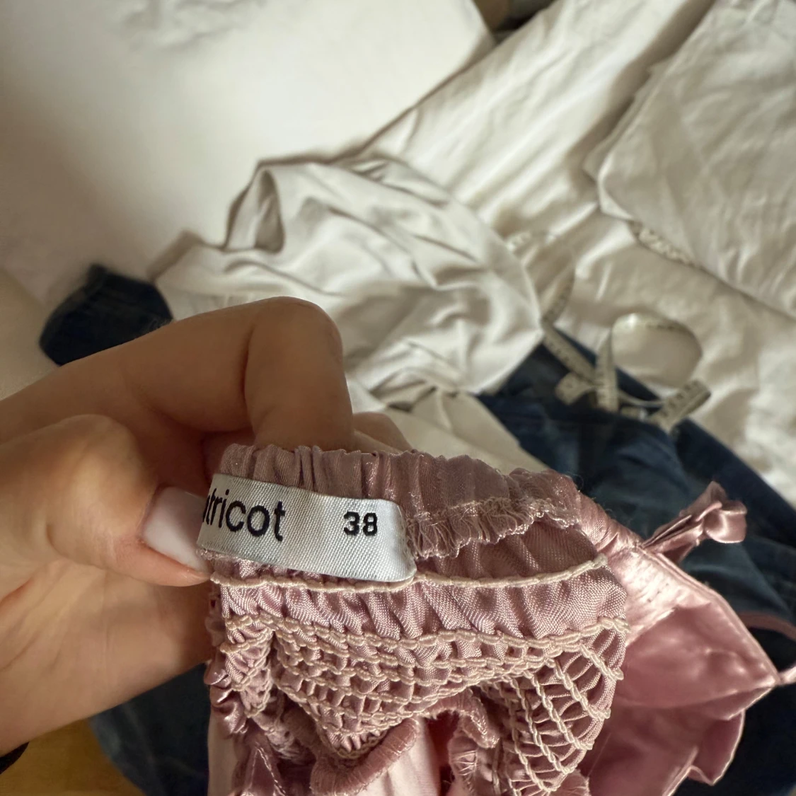 Rosa kortklänning med rosett från Gina Tricot - 4