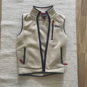 Patagonia väst - Säljer denna patagonia västen då den har blivit för liten för mig. Knappt använd och ser ut som ny. Storlek S, nypris 1200kr. 