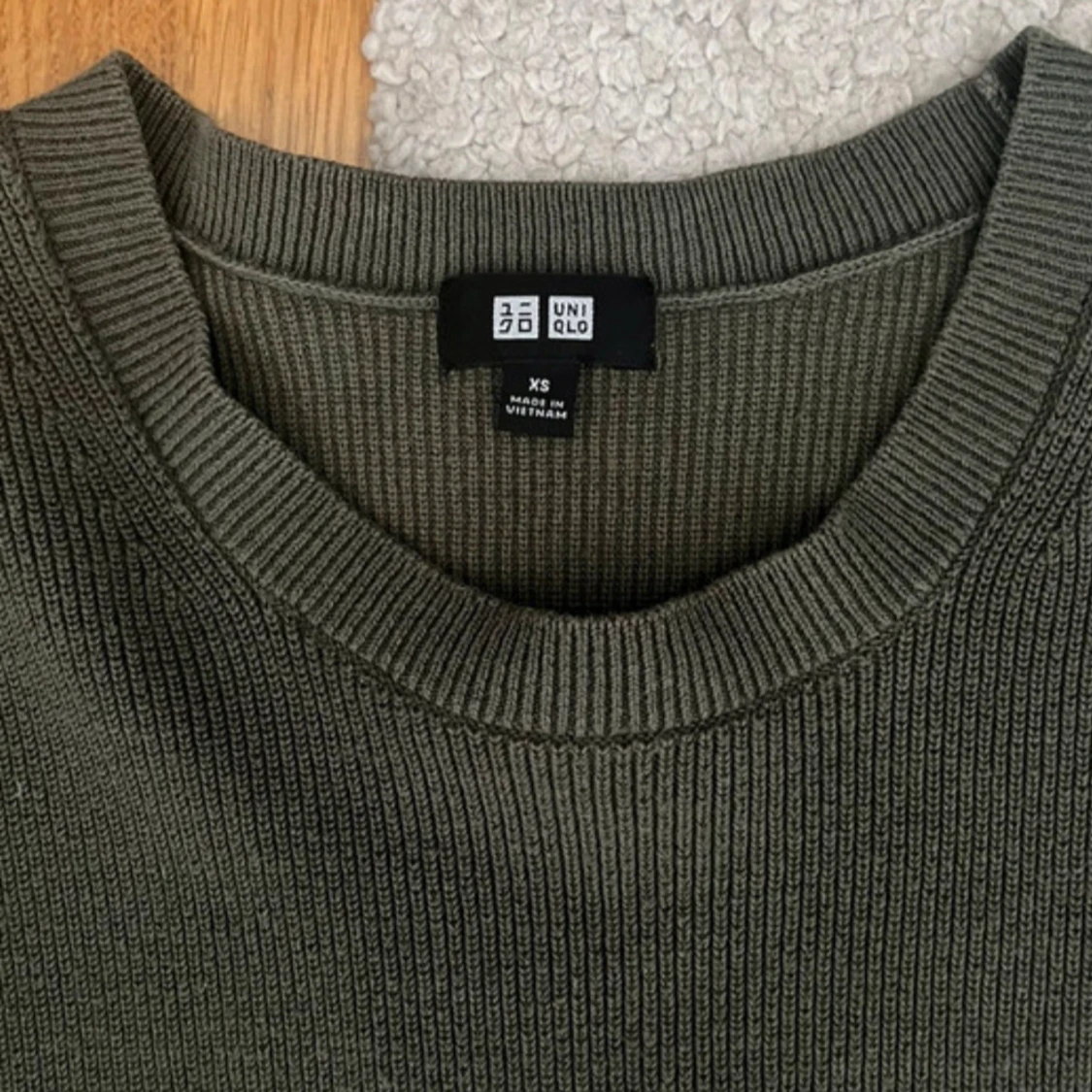 Olivgrön stickad tröja från Uniqlo - 1