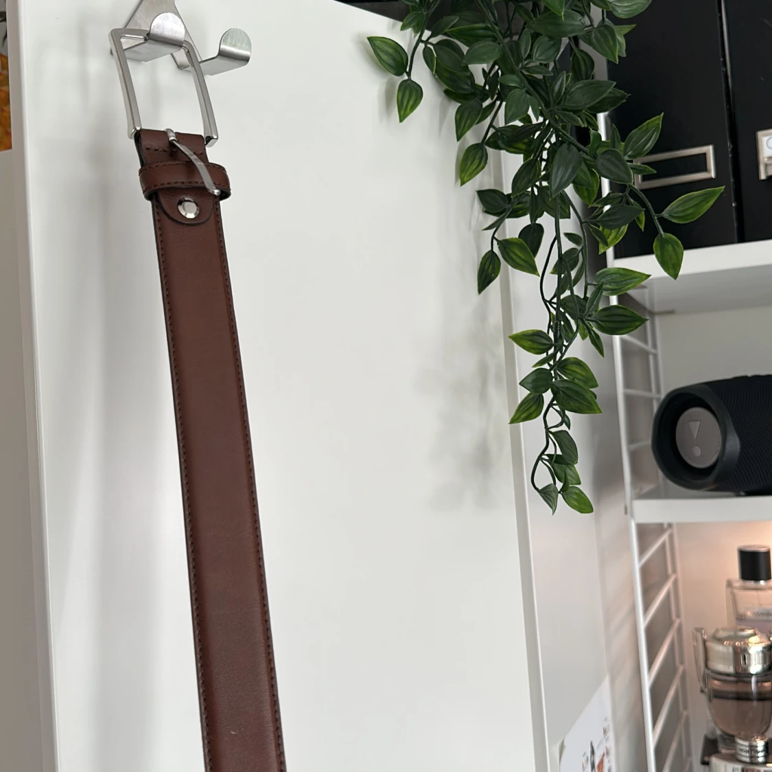 Brunt skärp från Montana i skinn