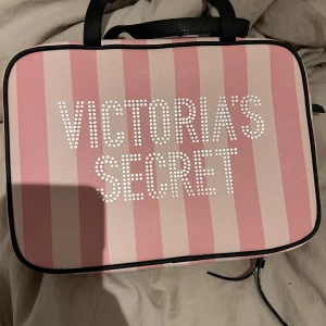 Victoria secret necessär  - Super fin Victoria secret necessär i ny skick. Endast använd någon gång men inget som syns.  Längd: 28cm Höjd: 20cm Bredd:10cm
