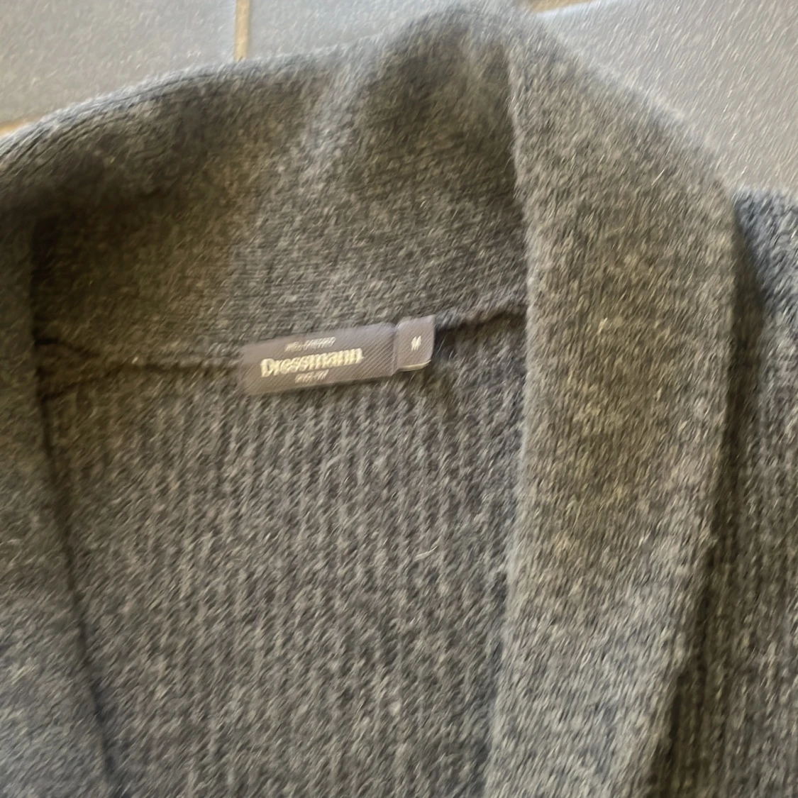 Mörkgrå stickad kofta från Dressmann - 1