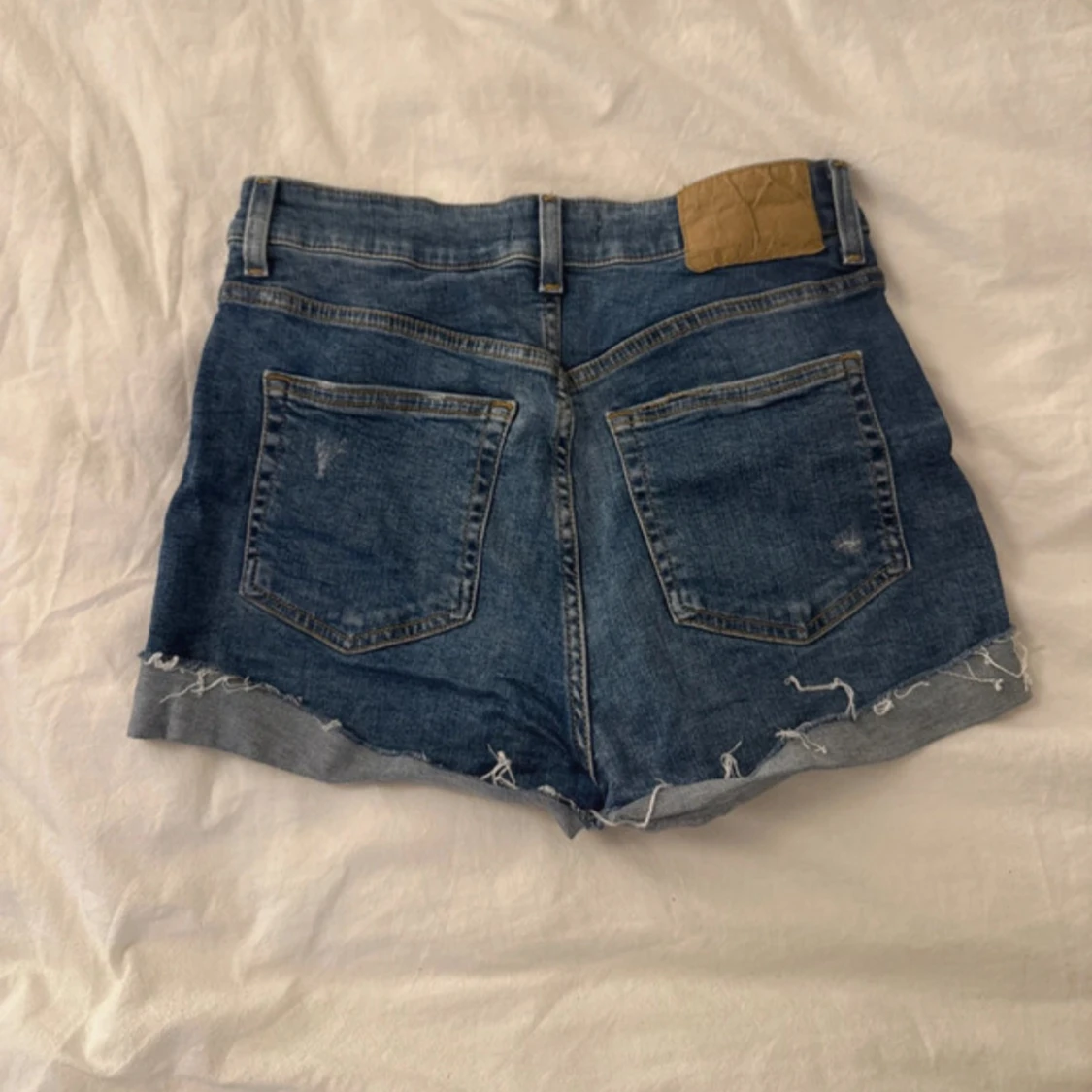 Blå jeansshorts med slitningar - 1