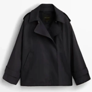 Massimo dutti trenchcoat - Marinblå Massimo dutti trench som inte kommer till användning längre. Perfekt nu till våren💕