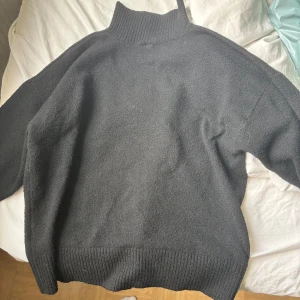 polotröja  - En mysig svart stickad polo tröja i storlek xxs från Nelly, perfekt till hösten!💓