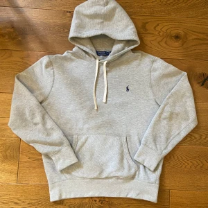 Ralph Lauren hoodie - Mycket fint skick utan defekter, 10/10. Storlek M, modellen är 180 cm och den sitter perfekt. Kom gärna med frågor eller prisförslag!