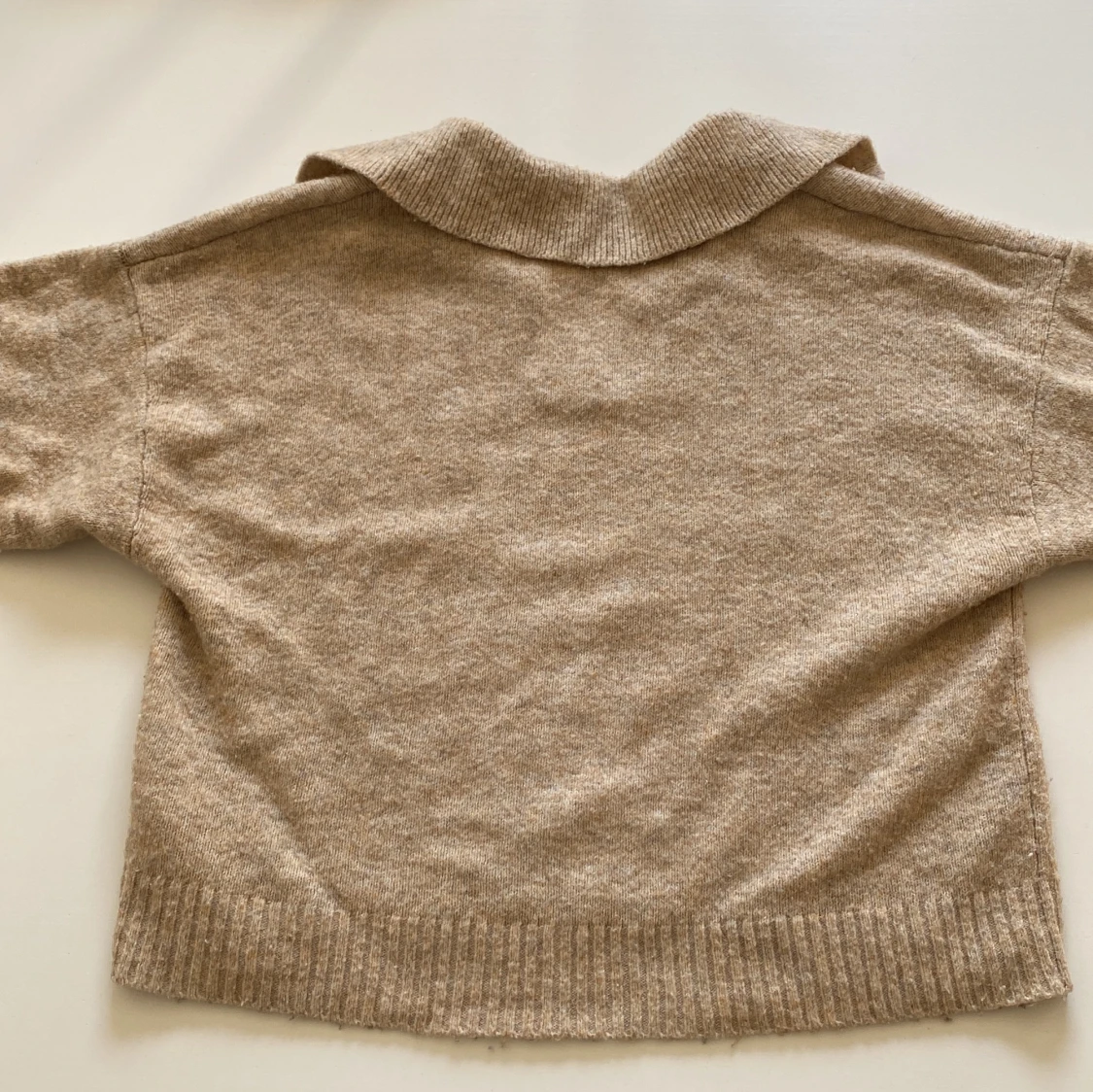 Beige stickad tröja med krage från Monki - 1