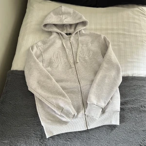 Tuttolente Hoodie - Säljer denna Tuttolente hoodie i mycket fint skick. Hoodien i är storlek M.