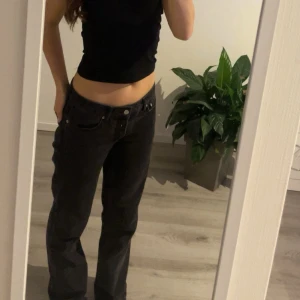 Svarta jeansbyxor från lager 157, stl S - Säljer ett par svarta jeans från lager 157 i storlek S. Byxorna har en rak passform med låg midja och säljs då jag inte använder dem längre,byxorna har använts 4 gånger fast då för finare events så de är i väldigt bra skick.