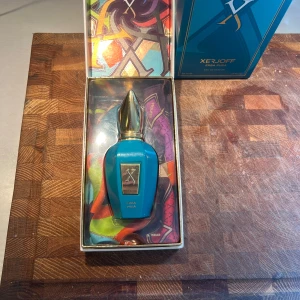 Xerjoff Erba Pura Eau de Parfum - Säljer denna goda doft från Xerjoff då jag inte hittar tillfälle att använda den. Ca 45 ml kvar. Fåtal repor på flaskan och låda ingår.