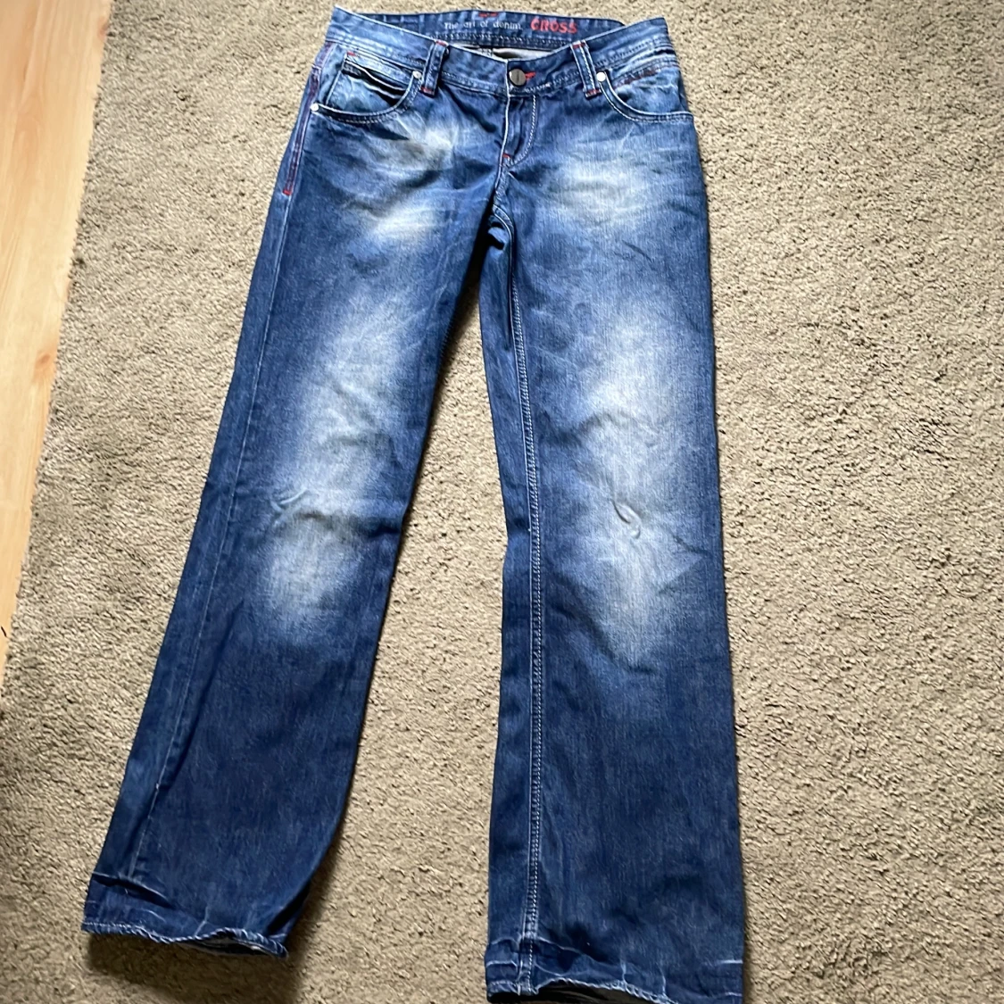 Blå jeans med broderade bakfickor - 4