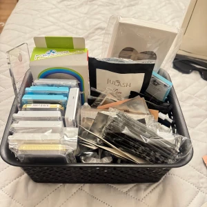 Stor låda med fransförlängningskit - Säljer en hel låda med produkter för fransförlängning, inklusive flera askar med lösögonfransar i olika längder och tjocklekar, svarta engångsmascaraborstar, lim och lim remover och tillbehör. Perfekt för dig som vill fixa fransar hemma eller jobbar med fransar.