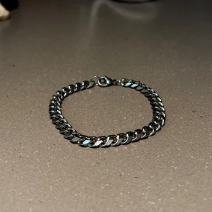 Silver färgat armband - Stilrent kedjearmband i silverfärg. Armbandet är gjort av rostfritt stål. Skriv gärna vid frågor!