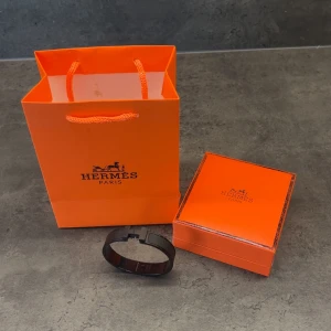 H armband svart - Riktigt fett svart H armband, nästan helt oanvänt. Kom med mer frågor privat!💯