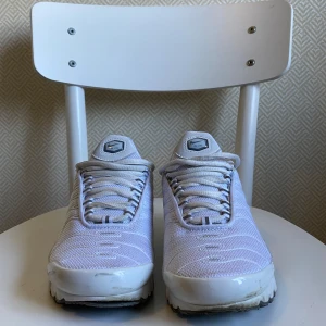 Nike Air Max Plus vita sneakers - Ett par vita nike air max i storleken 38, bra skick skulle jag säga men de är lite permanenta fläckar på sulorna men det är inget man tänker på när man går i de.