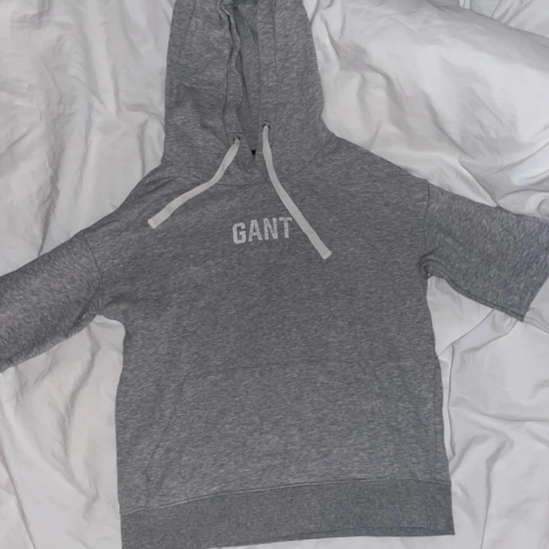 Grå hoodie från GANT med orange detalj