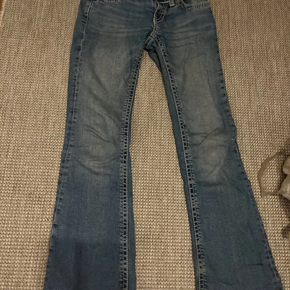 Blå bootcut jeans från Gina Tricot