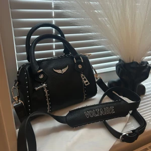 sunny bag zadig & voltaire - Säljer en väska i storlek 18x10x12 cm som jag köpte på Vinted för 2300 kr. Dustbag ingår. Väskan är i fint skick utan några skador.