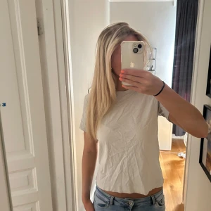  t-shirt  - Enkel och stilren t-shirt med rund hals och korta ärmar. Modellen är rak och har en klassisk passform som funkar till allt. Tillverkad i mjuk bomull för en skön känsla. Perfekt att matcha med jeans eller shorts.