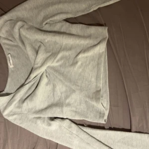 Grå Långärmad Tröja från Even&Odd - Grå långärmad tröja ifrån Even&Odd storlek Medium. Tröjan är i bra skick, lite kortare än förväntat som man ser på bilden. Använt typ 2-3 gånger.