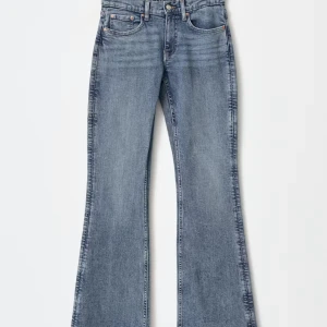 Low waist bootcut jeans - Blåa low waist jeans från Gina tricot. Säljer då de inte kommer till användning, men annars bra skick! 