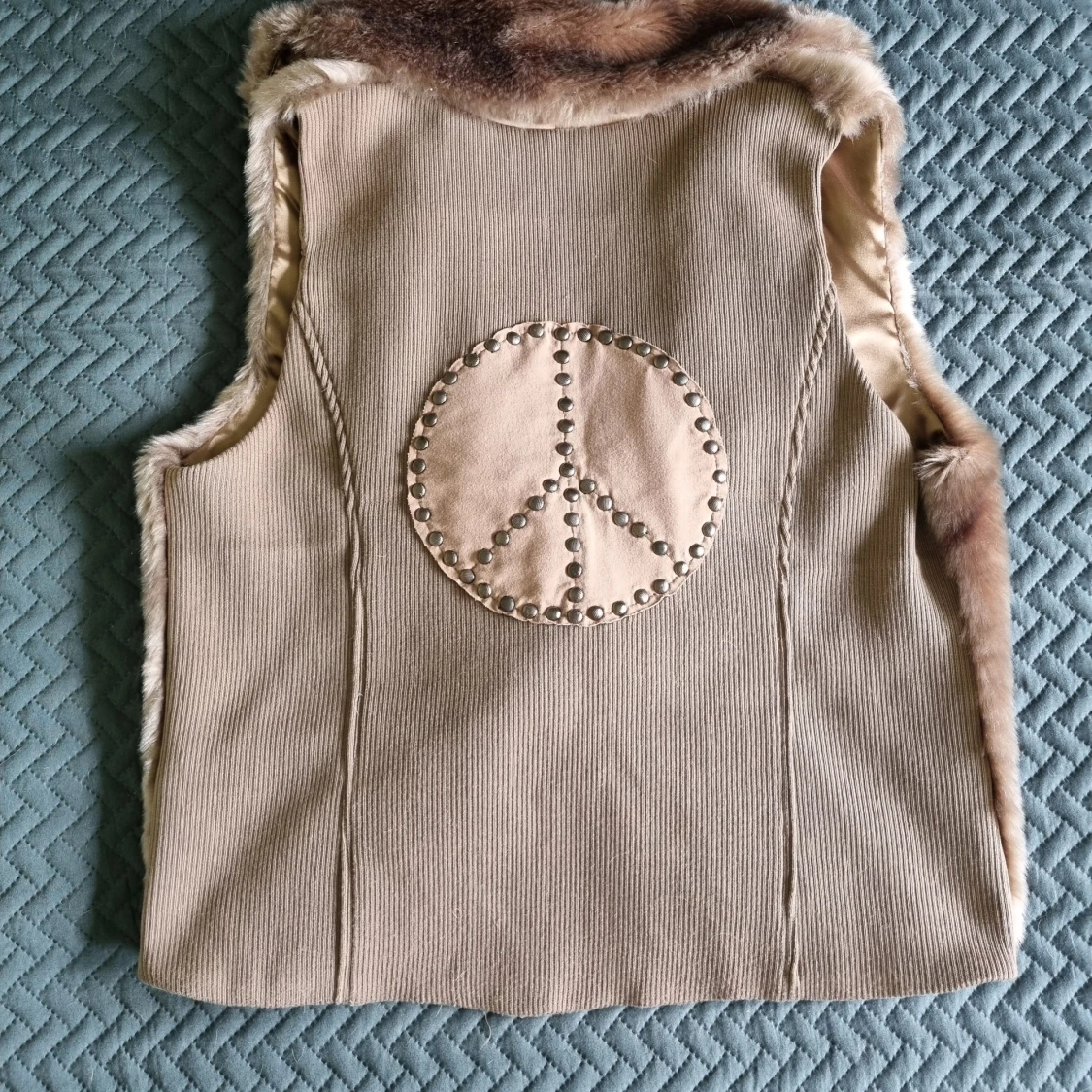 Beige pälsväst med peace-märke - 1