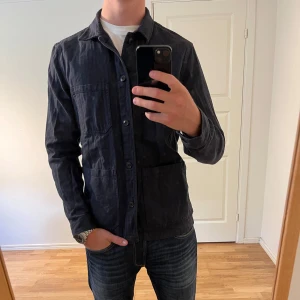 Mörkblå Overshirt A Day’s March - Säljer denna sjukt snygga Overshirten från A Day’s March⭐️ Färgen är mörkblå och storleken är M✅ Overshirten har inga defekter och skicket är utomordentligt🙌🤝 Sjukt najs passform och passar perfekt till hösten🍁🙌 Tveka inte på att höra av er dig vid minsta fråga eller fundering😊