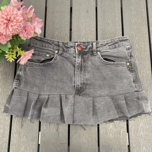Jeans kjol - Egensydd jeanskjol!🤍🍒 Passar XS/S, men kolla mått🫶 Midjemått: 76 cm. Höjd: 29 cm.