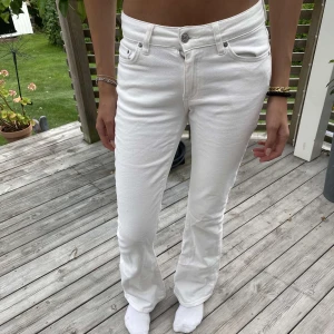 Jeans - Snygga vita bootcut jeans!🤍 Midjemått: Ca 33 cm. Innerben: Ca 77 cm.