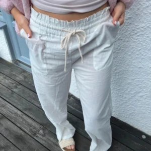 Linnebyxor - Superfina, har ett litet sträck på ena fickan men inget man ser tydligt eller tänker på